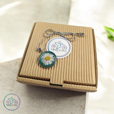 Wisior ze stokrotką w żywicy – naturalna prostota, która zachwyca