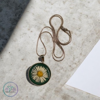 Wisior ze stokrotką w żywicy – naturalna prostota, która zachwyca