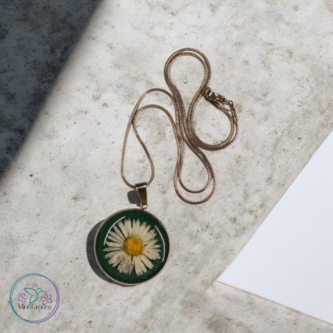 Wisior ze stokrotką w żywicy – naturalna prostota, która zachwyca