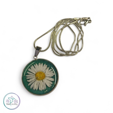 Wisior ze stokrotką w żywicy – naturalna prostota, która zachwyca