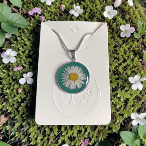 Wisior ze stokrotką w żywicy – naturalna prostota, która zachwyca