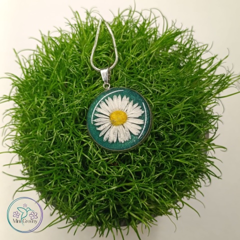 Wisior ze stokrotką w żywicy – naturalna prostota, która zachwyca