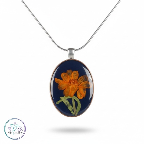 Wisior z kwiatem w ciepłym odcieniu pomarańczy