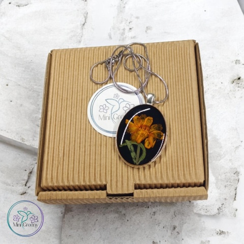 Wisior z kwiatem w ciepłym odcieniu pomarańczy