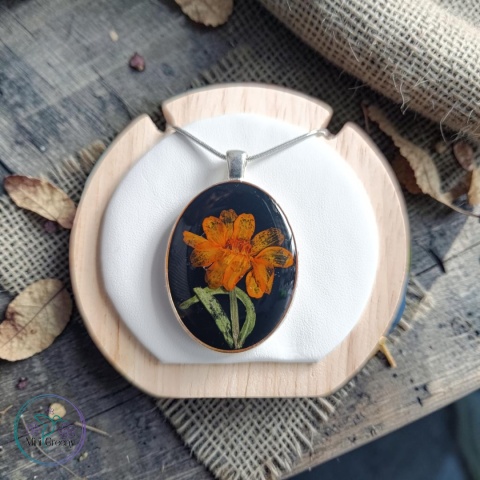 Wisior z kwiatem w ciepłym odcieniu pomarańczy