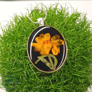 Wisior z kwiatem w ciepłym odcieniu pomarańczy