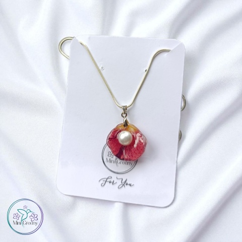 Wyjątkowy, wisiorek z płatkiem róży i perełką