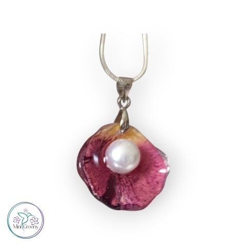 Wyjątkowy, wisiorek z płatkiem róży i perełką