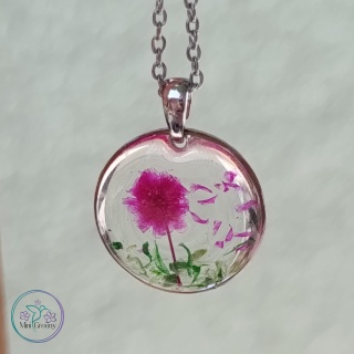 Delikatny okrągły wisiorek z różową gipsówką