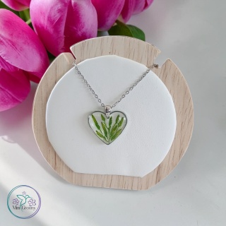 Delikatny wisiorek serce z zieloną trawą