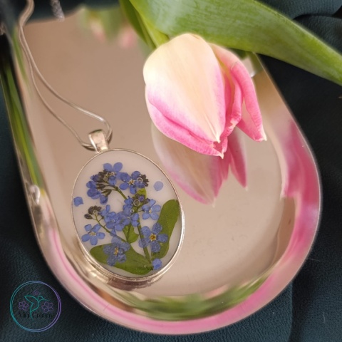 Owalny wisior z kwiatami niezapominajek