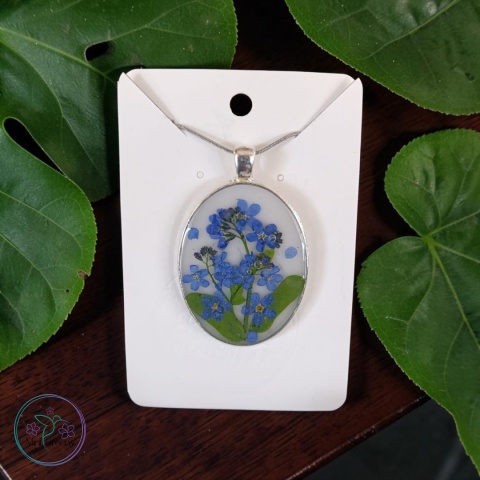 Owalny wisior z kwiatami niezapominajek