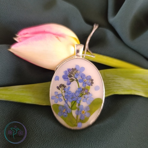 Owalny wisior z kwiatami niezapominajek