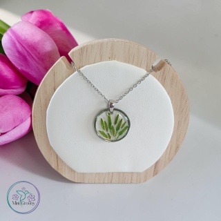 Delikatny okrągły wisiorek z zieloną trawą