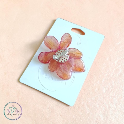 Broszka z naturalną orchideą w żywicy
