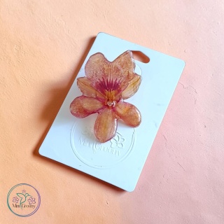Broszka z naturalną orchideą w żywicy