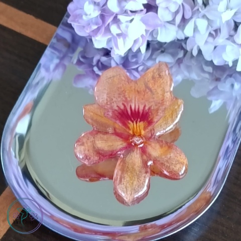 Broszka z naturalną orchideą w żywicy