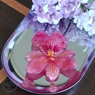 Wisior z naturalną orchideą w żywicy
