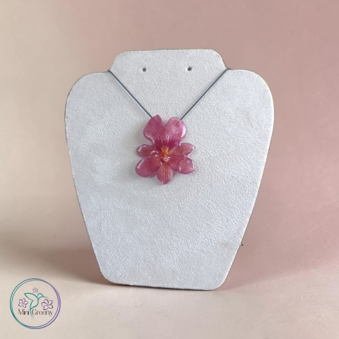 Wisior z naturalną orchideą w żywicy
