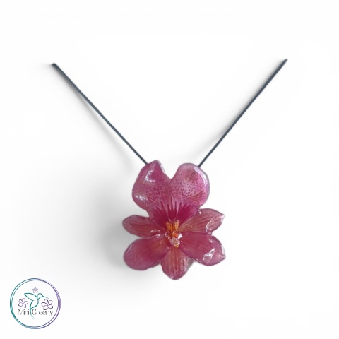 Wisior z naturalną orchideą w żywicy