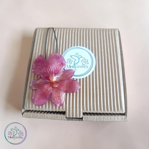 Wisior z naturalną orchideą w żywicy
