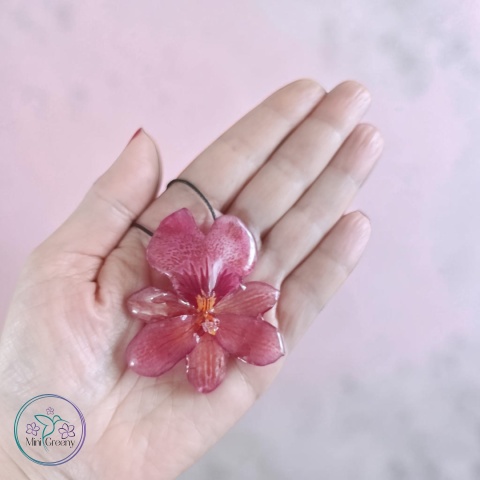 Wisior z naturalną orchideą w żywicy